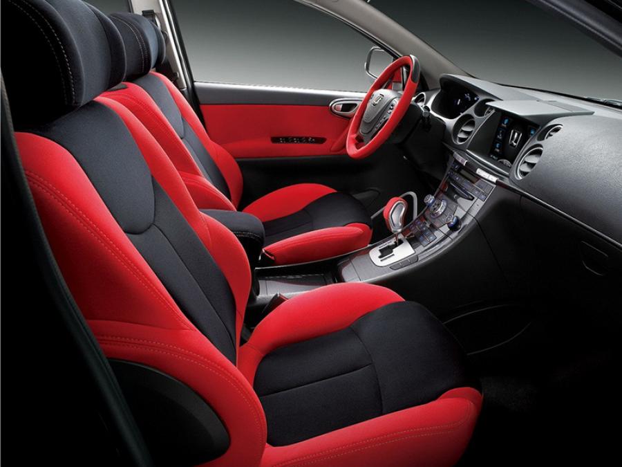 Интерьер Luxgen 7 SUV Sport+ 2010 года  (фото 2 из 2)